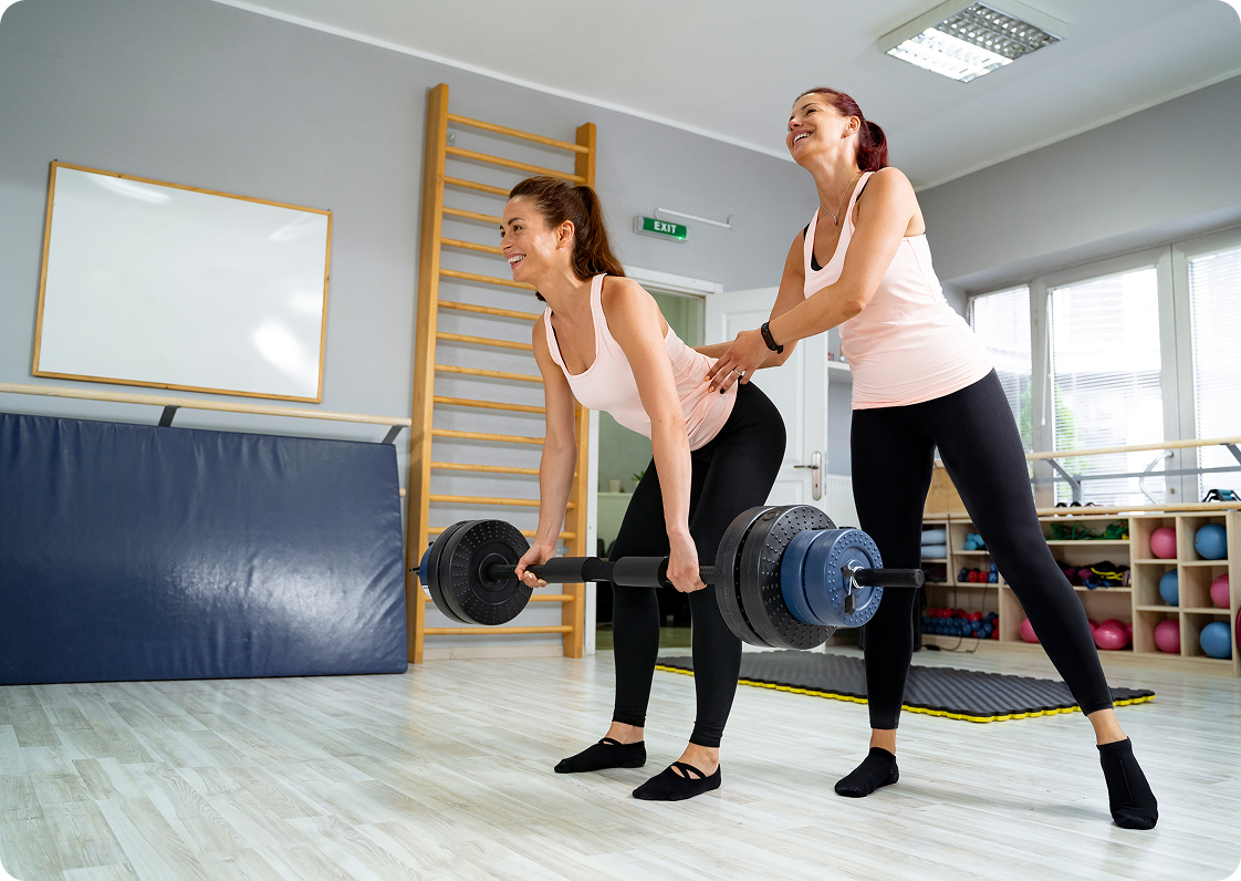 Trenerica vodi individualni trening u studiju